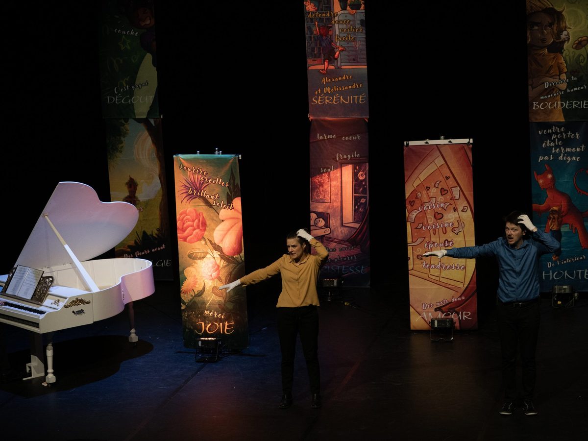 Plateau complet avec piano, comédiens et totems du spectacle LES EMOTIONS