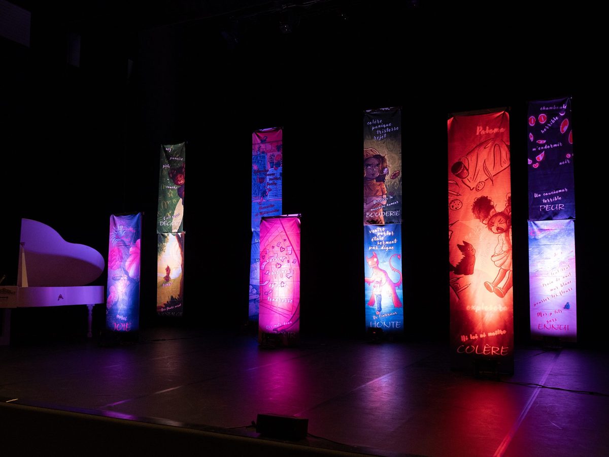 Totems colorés de 3 à 4 mètres sur scène